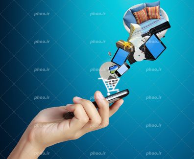 عکس با کیفیت موبایل هوشمند در دست زن و خارج شدن وسایل منزل و سبد چرخدار خرید از صفحه ی گوشی