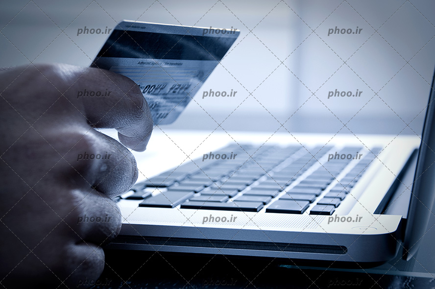 عکس با کیفیت کارت پول در دست مرد و مرد در حال خرید اینترنتی