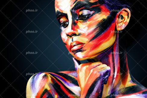 عکس با کیفیت نقاشی چهره ی زن با رنگ های زیبا و پس زمینه به رنگ مشکی