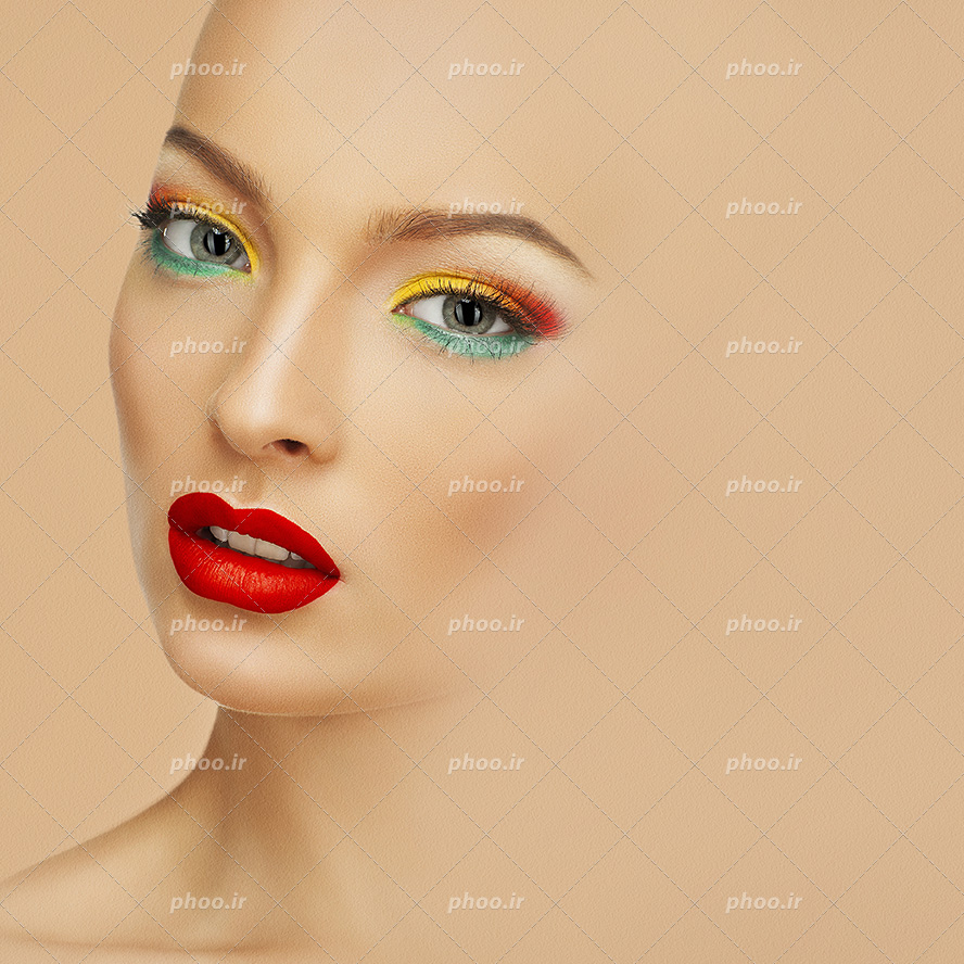 عکس با کیفیت نقاشی چهره زن بر روی مقوای نخودی با استفاده از پاستل گچی و مداد رنگی