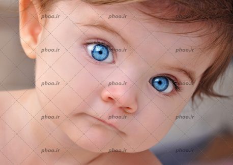 عکس با کیفیت کودک زیبا با چشم های درشت و به رنگ آبی