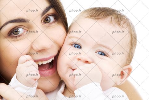 عکس با کیفیت نوزاد با چشم های آبی در بغل مادر و در حال خندیدن
