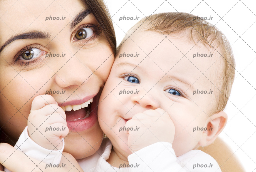 عکس با کیفیت نوزاد با چشم های آبی در بغل مادر و در حال خندیدن