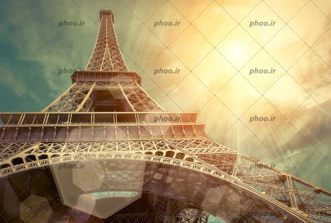عکس با کیفیت برج ایفل و آسمان آبی و خورشید در آسمان در حال تابیدن