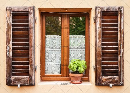 عکس با کیفیت دو پنجره ی چوبی قدیمی و گلدان سفالی پشت شیشه ی پنجره