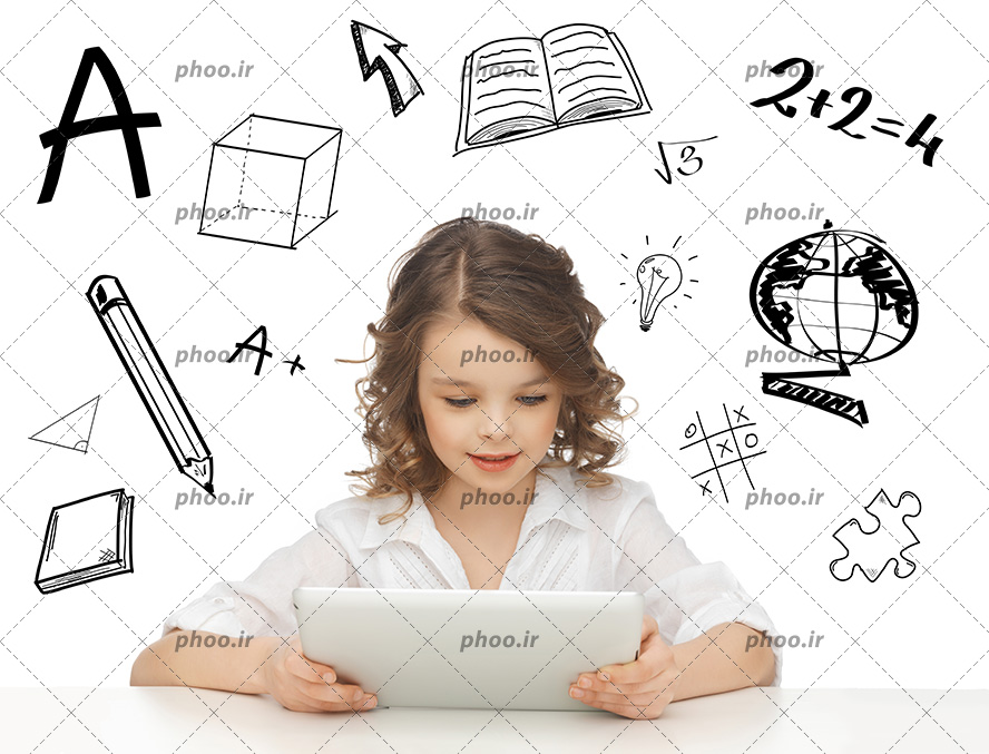 عکس با کیفیت اشکال مختلف ریاضی در اطراف دختر بچه زیبا در حال کار کردن با آیپد خود