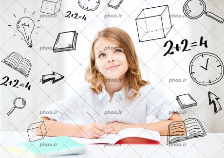 عکس با کیفیت کودک در حال فکر کردن به مسئله ریاضی و اشکال های مرتبط با ریاضی در اطراف سر او
