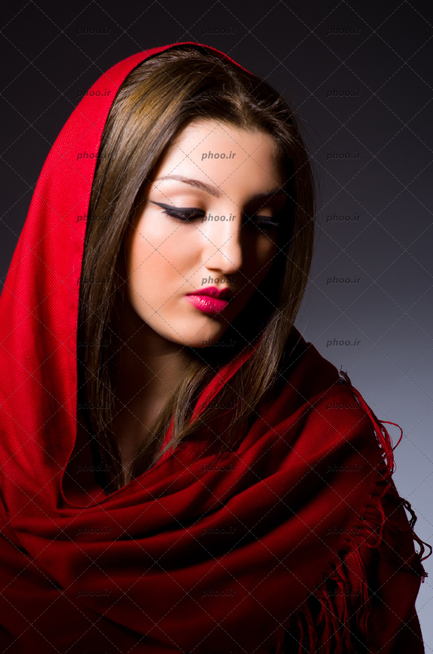 عکس دختر زیبا با آرایش صورت و شال قرمز در پس زمینه مشکی