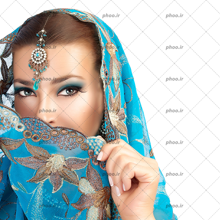عکس زن هندی با آرایش صورت و جواهرات و لباس آبی رنگ سنتی