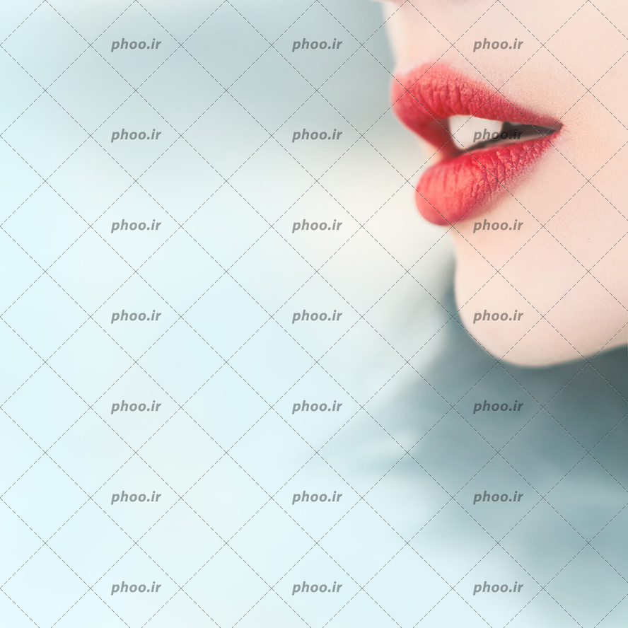 عکس آرایش لب زن به رنگ قرمز از نمای نزدیک