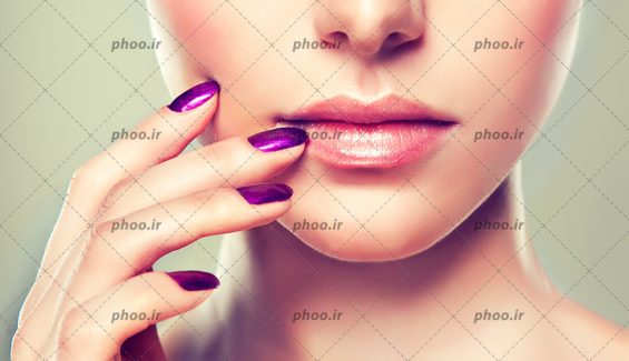 عکس آرایش لب زن و مانیکور به رنگ بنفش