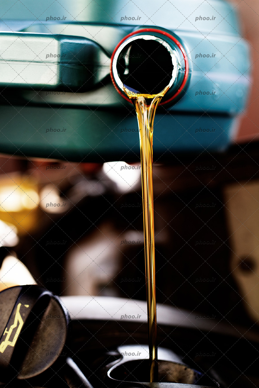 عکس تعویض روغن خودرو از نمای نزدیک
