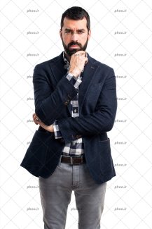 عکس مرد خوش لباس با کت در حال فکر کردن در پس زمینه سفید