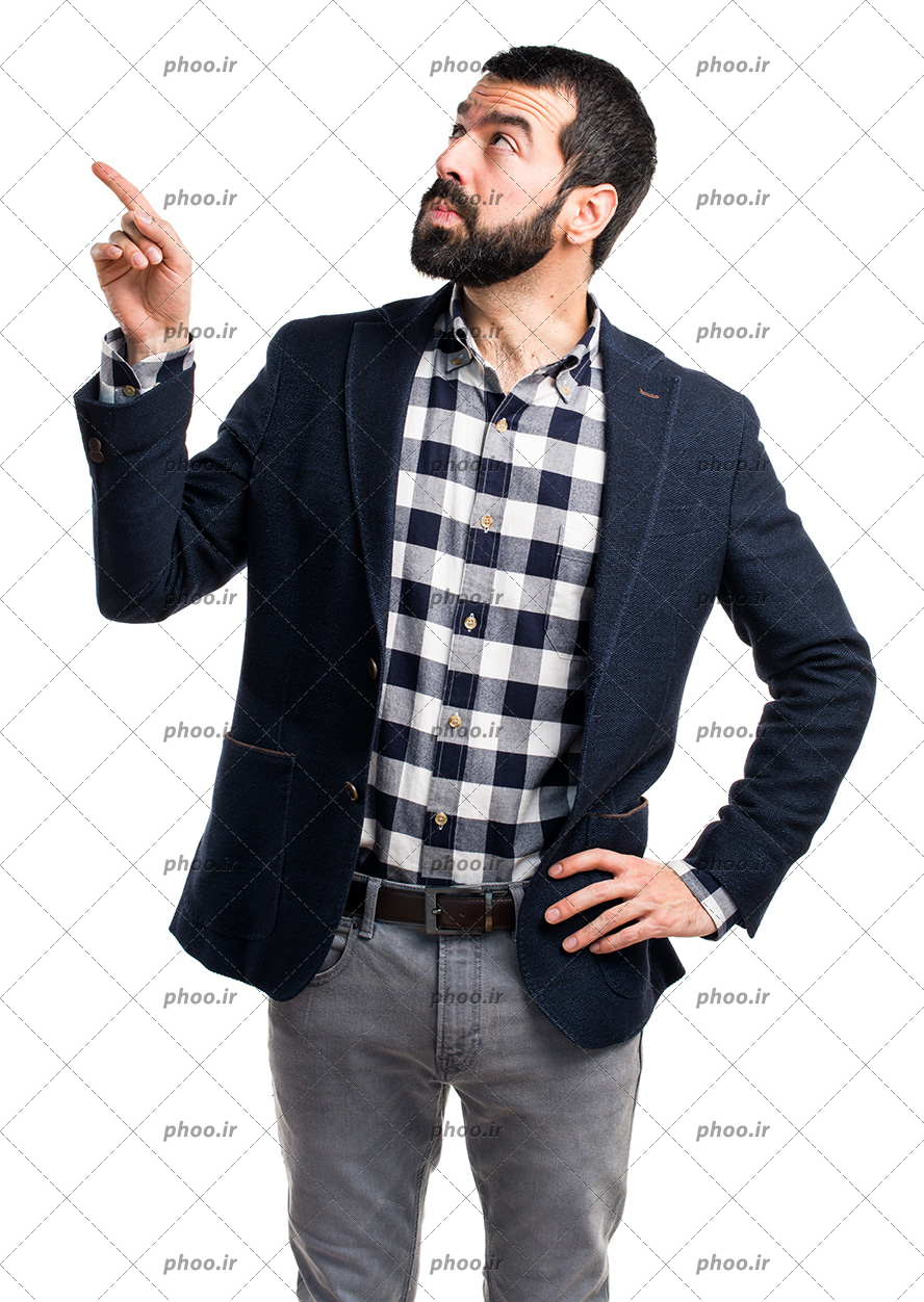 عکس با کیفیت مرد خوش لباس با کت در حال اشاره کرده به چیزی در پس زمینه سفید