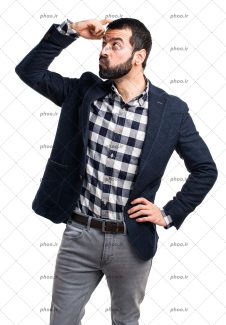 عکس با کیفیت مرد ایستاده خوش تیپ در حال فکر کردن در پس زمینه سفید