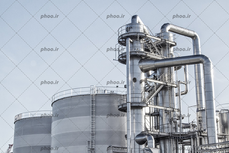 عکس با کیفیت پالایشگاه نفتی در برابر آسمان آبی