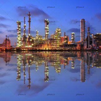 عکس با کیفیت پالایشگاه نفتی در کنار دریا در شب
