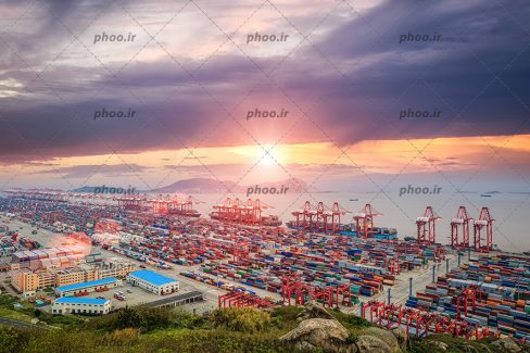 عکس با کیفیت کانتینر هایی در بندر بارگیری کشتی