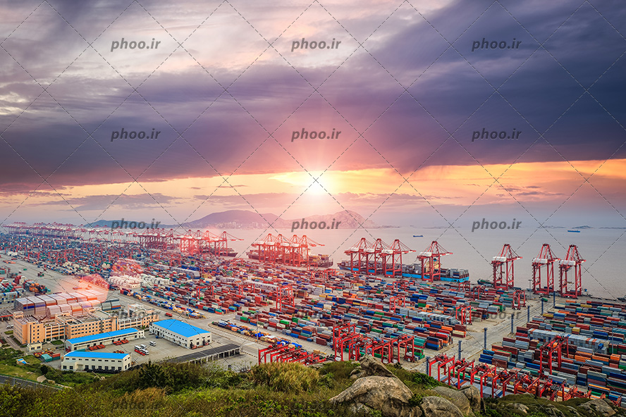 عکس با کیفیت کانتینر هایی در بندر بارگیری کشتی