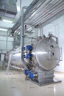 عکس با کیفیت ماشین آلات مدرن در یک کارخانه تولید دارو