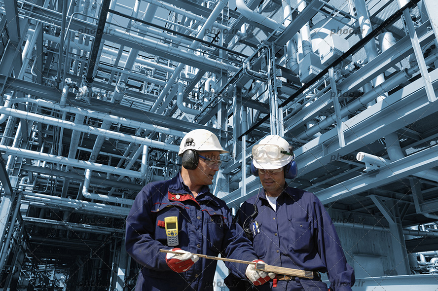 عکس با کیفیت دو مهندس در پالایشگاه نفت