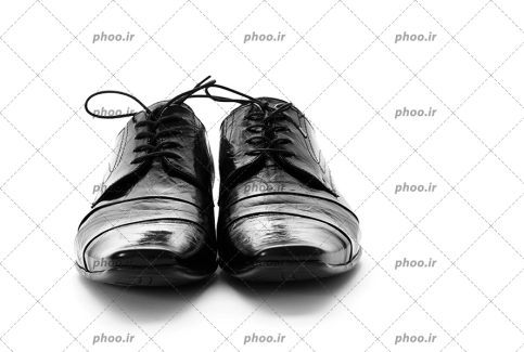 عکس با کیفیت یک جفت کفش مشکی چرم در پس زمینه سفید