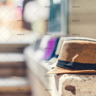 عکس با کیفیت کلاه های لبه دار روی دیوار