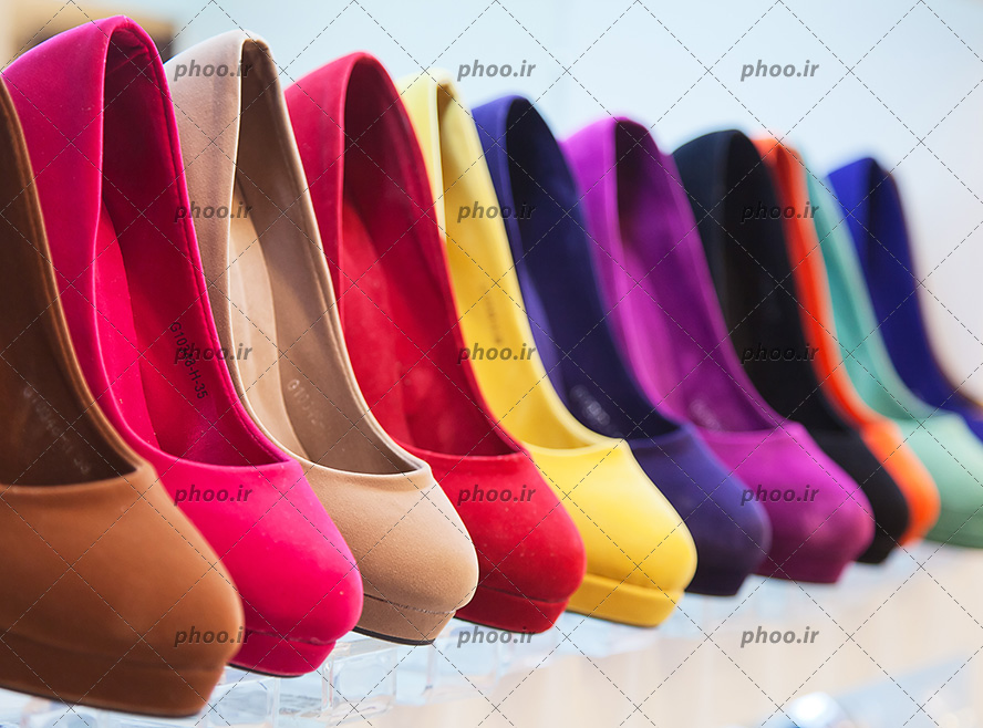 عکس با کیفیت کفش هایی با رویه مخملی و رنگ های متفاوت در فروشگاه