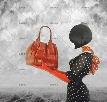 عکس با کیفیت نیم رخ زن با مدل موهای کوتاه که یک کیف در دست دارد در پس زمینه آسمان ابری