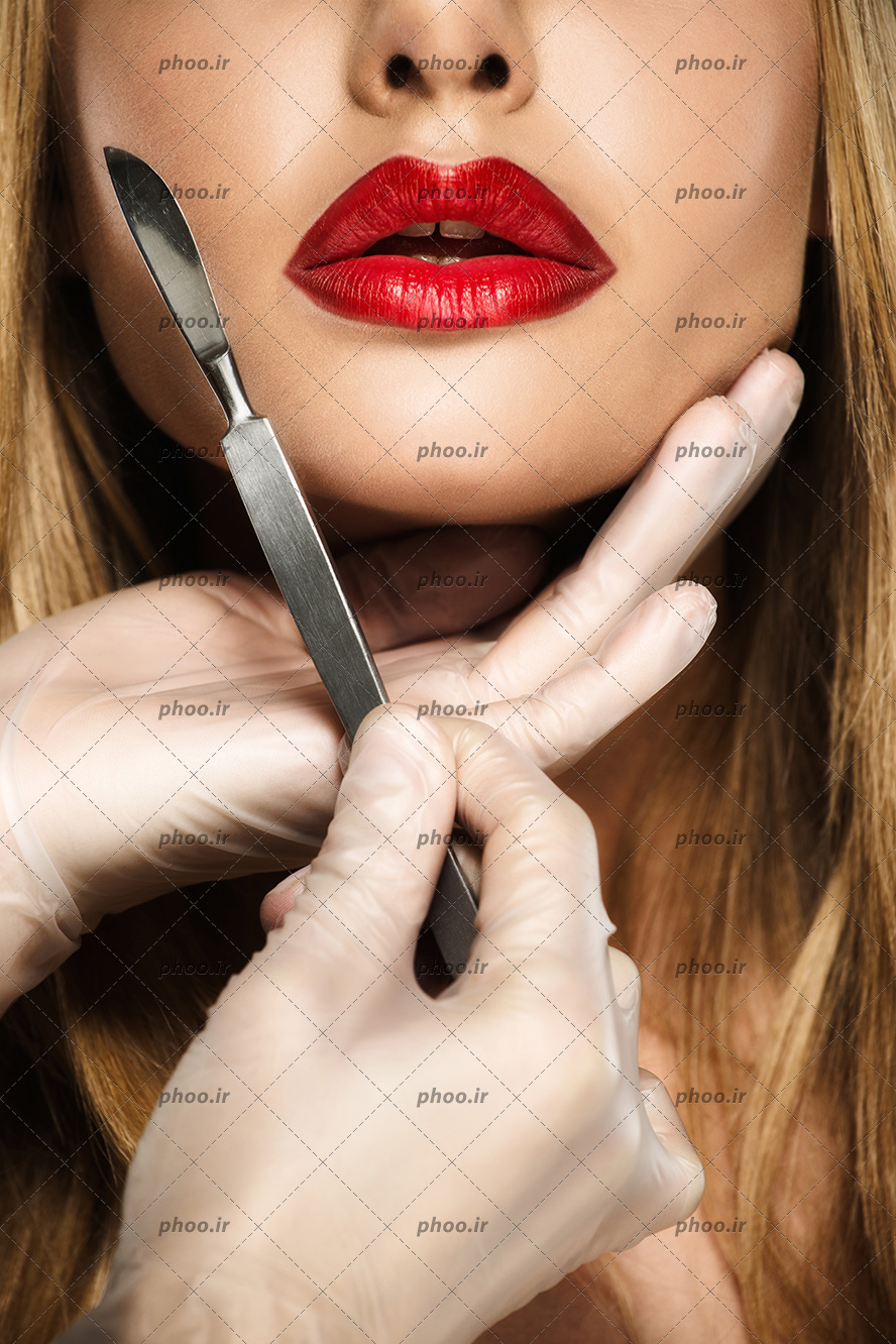 عکس دست جراح با ابزار جراحی پلاستیک نزدیکی زن جوان