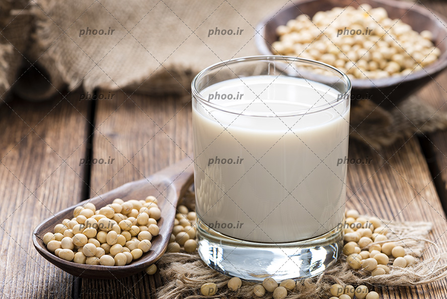 عکس شیر و دانه های سویا روی میز