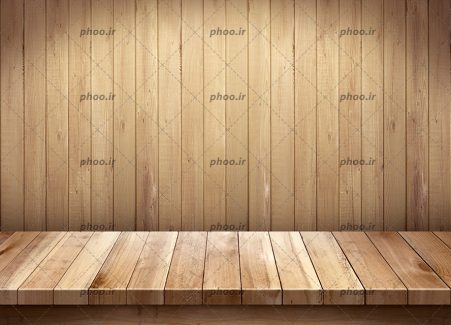 عکس میز چوبی در پس زمینه دیوار چوبی