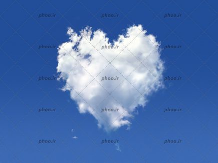 عکس با کیفیت قلب تشکیل شده از ابر در پس زمینه آسمان آبی