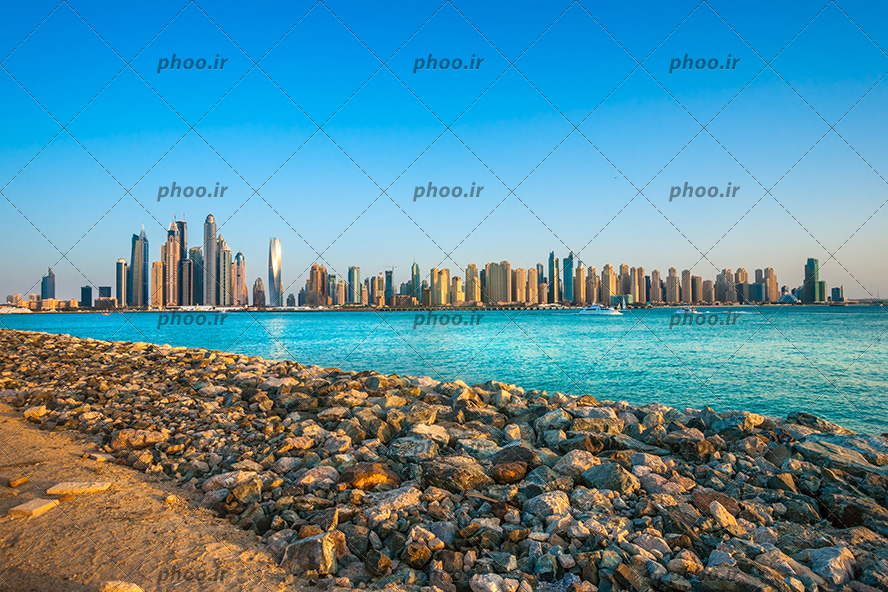 عکس از شهر از نمای دور کنار دریا و ساحل هنگام روز