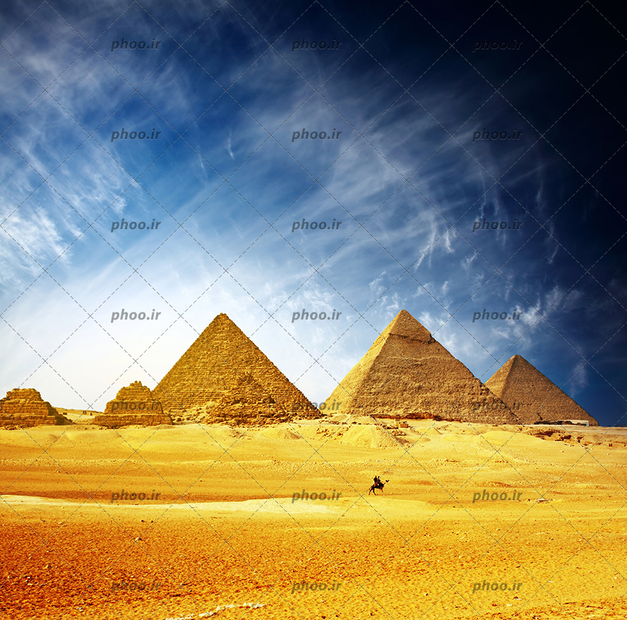 عکس اهرام ثلاثه مصر در بیابان و اسب سوار