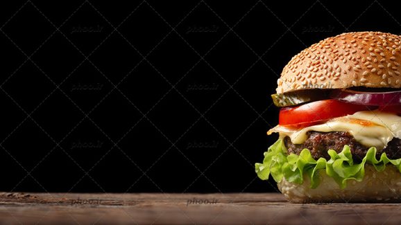 عکس ساندویچ با نون تست و سبزی ها با گوشت و زمینه مشکی
