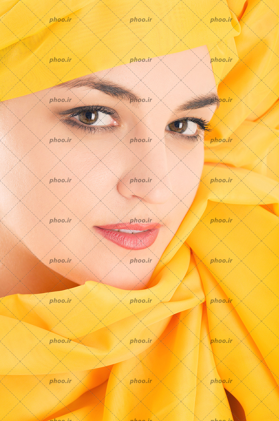 عکس دختر زیبا با آرایش صورت که شال زرد رنگ به سر دارد