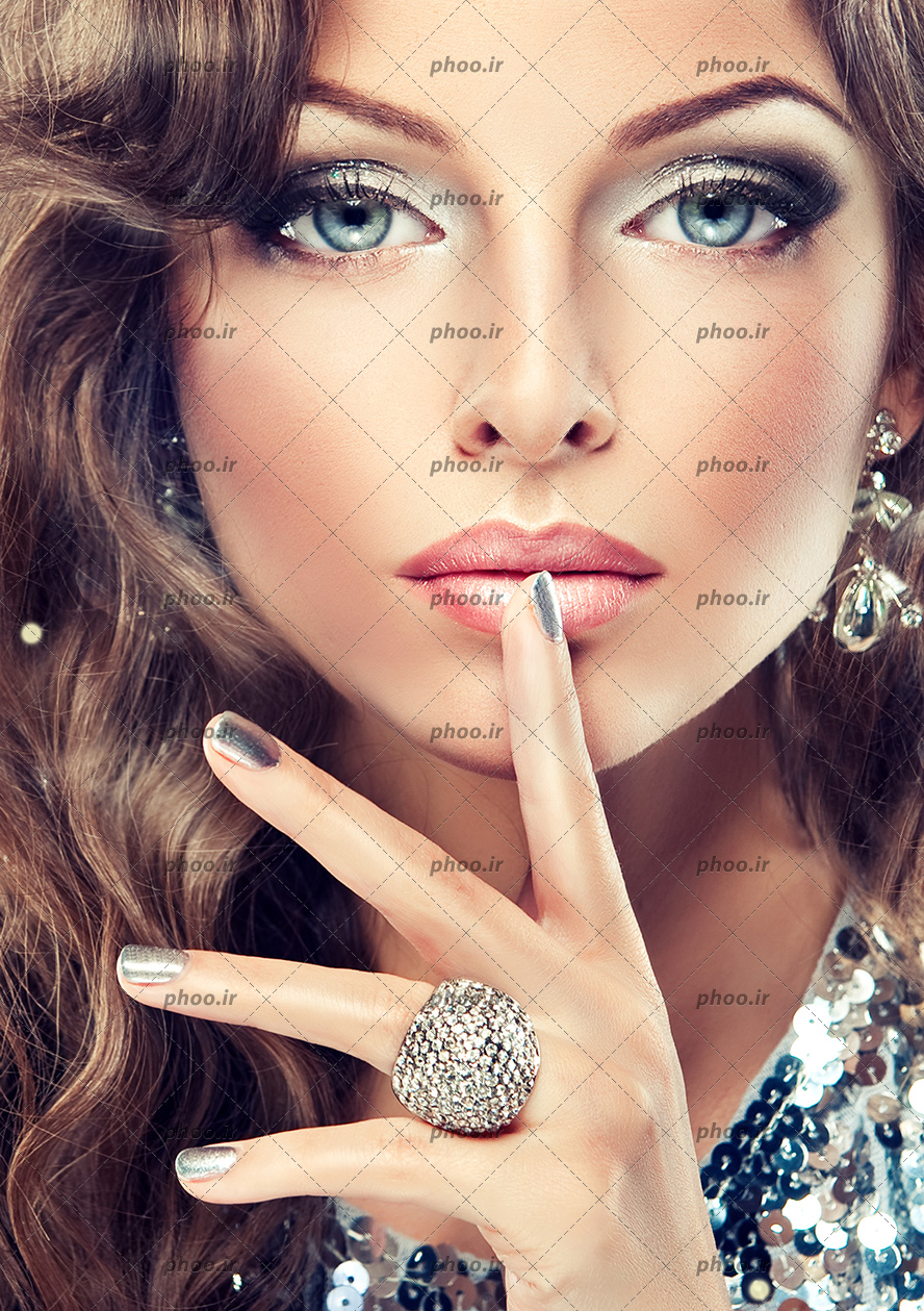 عکس خانم با چشم های طوسی و آرایش صورت و جواهرات