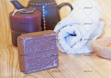 عکس صابون ، حوله و سایر لوازم جانبی برای حمام