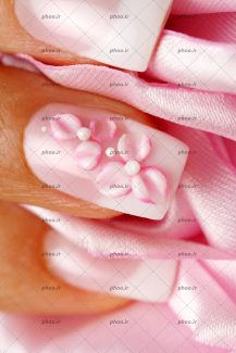 عکس مانیکور ناخن و تزئین گل های برجسته روی آن
