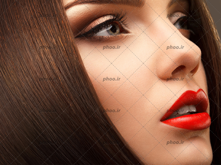 عکس دختر زیبا با آرایش صورت و مو های قهوه ای از نمای نزدیک