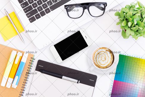 عکس فضای کار خلاقانه و ابزار کار روی میز