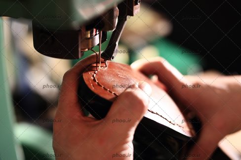 عکس کارخانه کفش و دوخت کفش با دستگاه