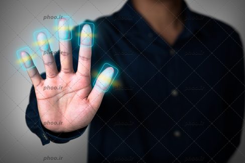 عکس با کیفیت مردی که دست خود را روی دستگاه اسکن اثر انگشت گذاشته است