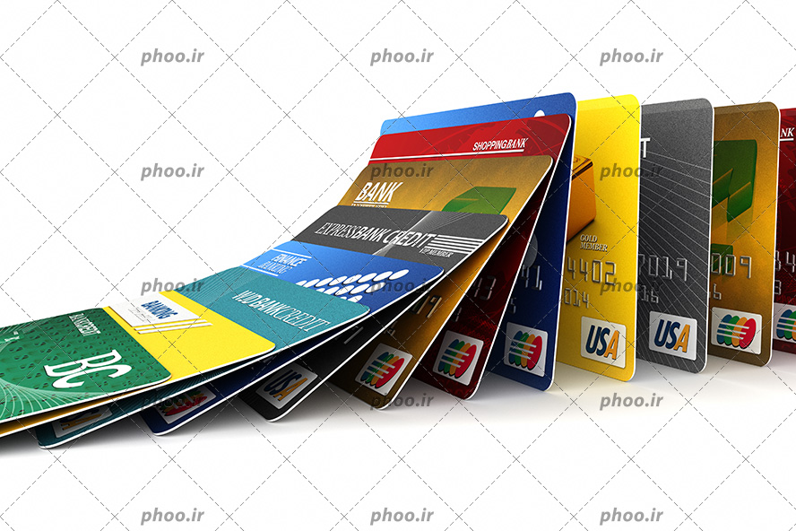 عکس با کیفیت کارت های اعتباری متفاوت چیده شده در پس زمینه سفید