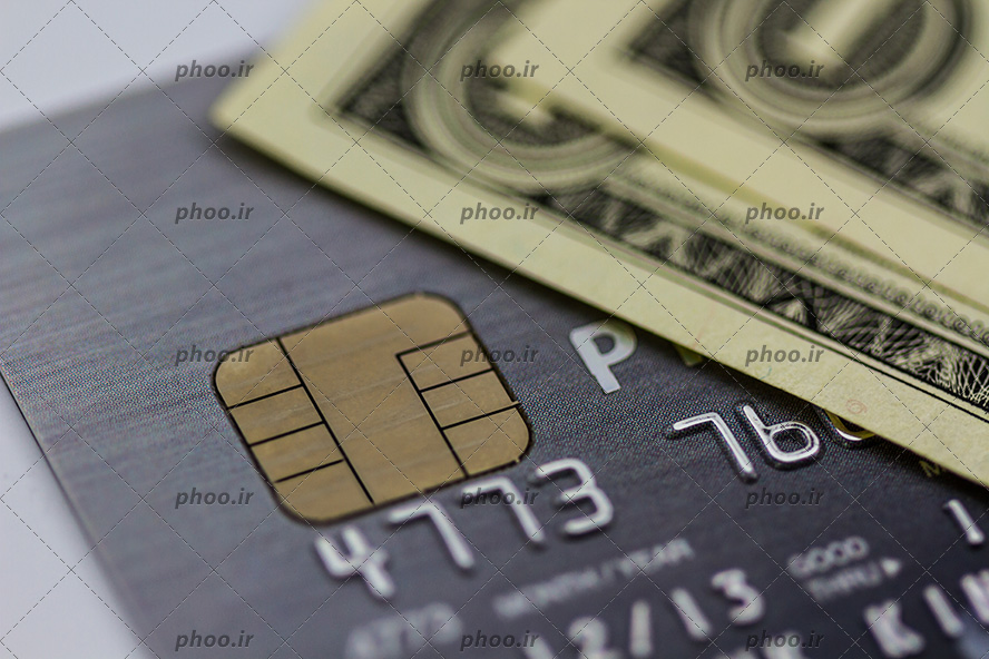 عکس با کیفیت کارت اعتباری در کنار دلار از نمای نزدیک