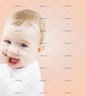 عکس نوزاد خوشحال با لباس سفید با بک گراند کرم