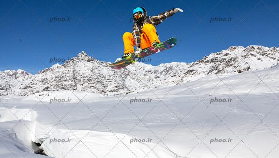 عکس اسکی سوار درحال اسکی در کوهستان برفی
