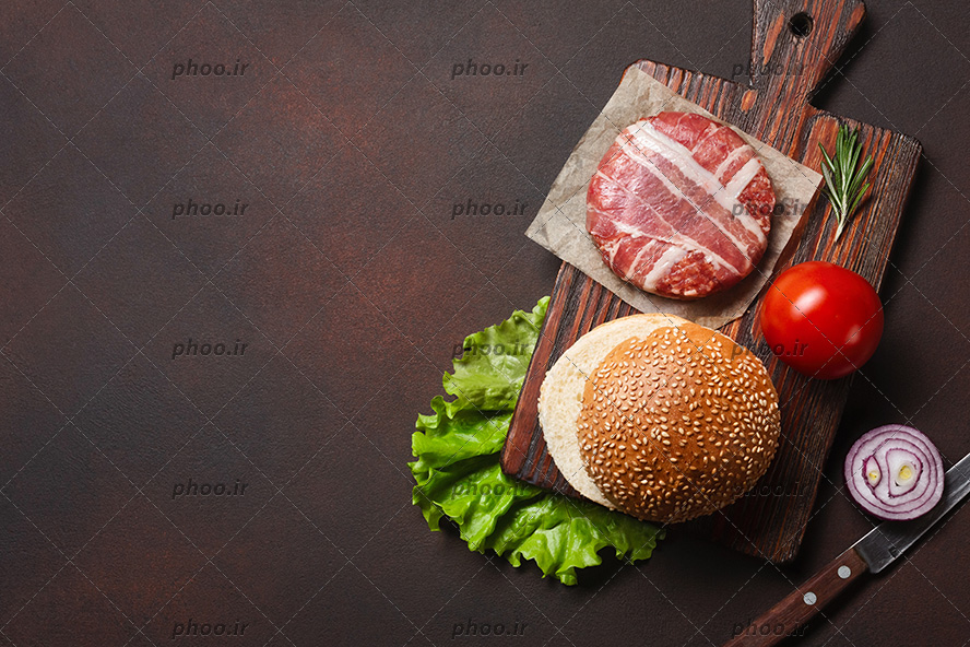 عکس مخلفات ساندویچ استیک روی تخته چوبی با زمینه قهوه ای