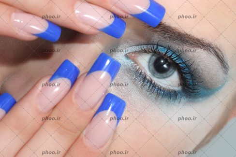عکس آرایش زیبای چشم و مانیکور از نمای نزدیک
